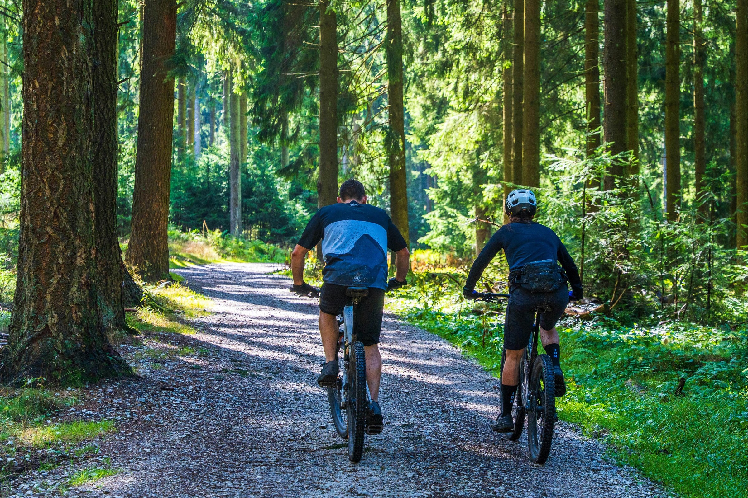 Deux cyclistes en VTT